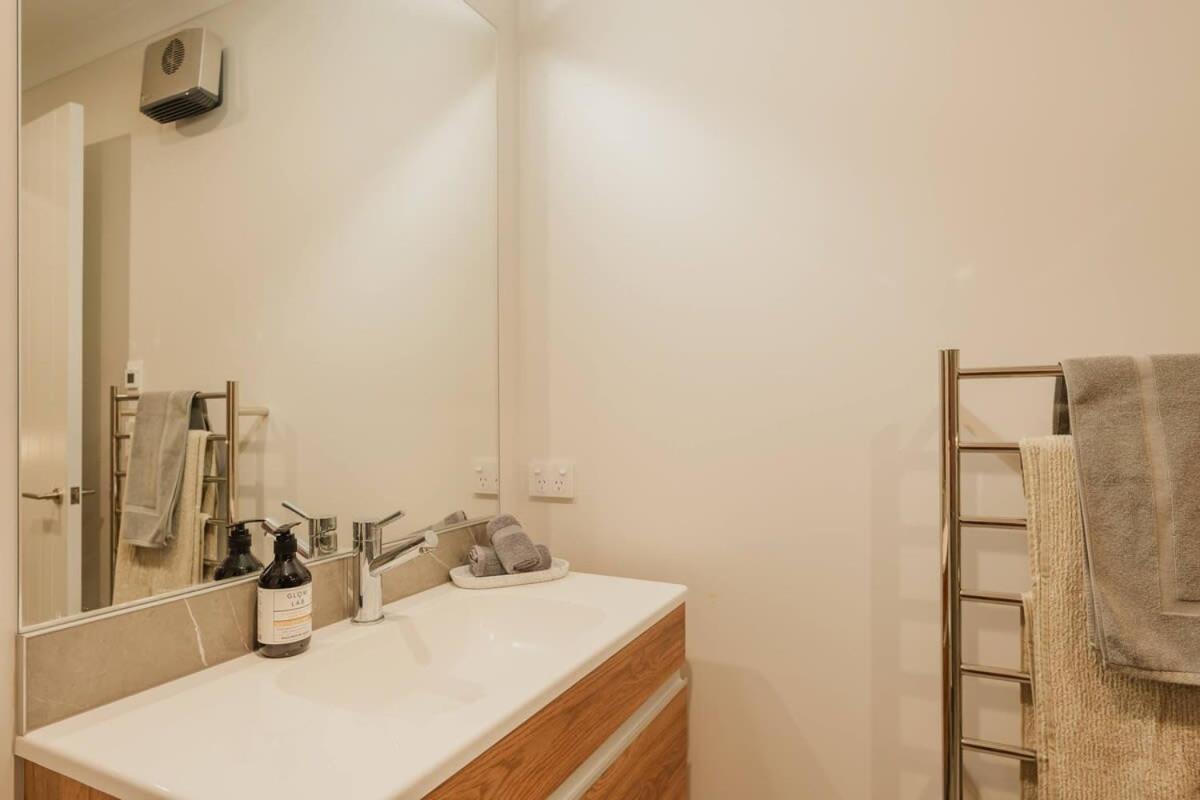 Elegant 3Br Home On Mustang Avenue Christchurch Extérieur photo