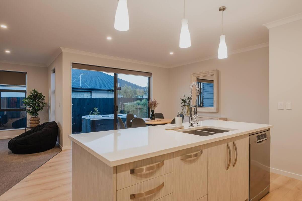 Elegant 3Br Home On Mustang Avenue Christchurch Extérieur photo